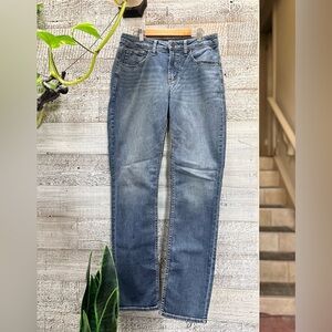 Silver Jeans | NWT Curvy High Slim Straight Jeans - Women's 8x31, Light Med Wash